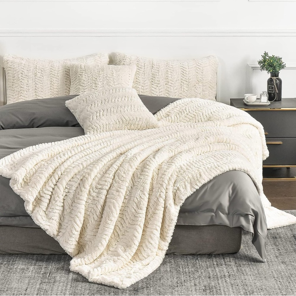 White faux fur cozy blanket